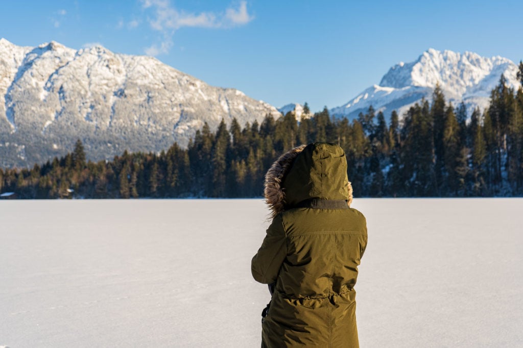 Tanja am Barmsee vor dem Karwendel