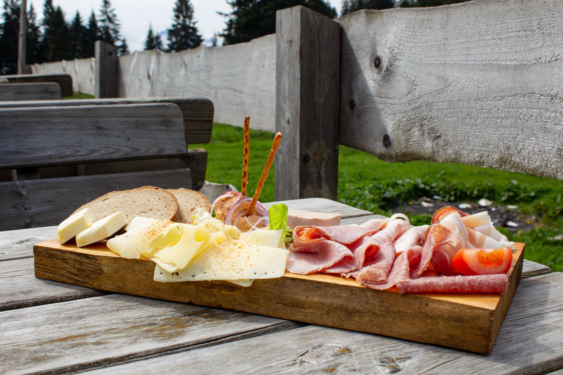 Brotzeit zur Feierabendrunde auf der Kotalm