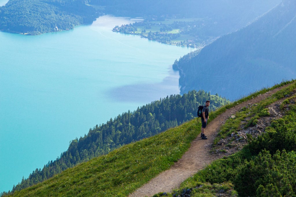 Kai auf den Wegen am Jochberg, im Hintergrund der Walchensee