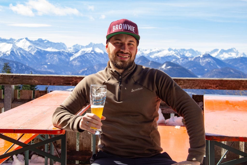 Kai beim Biertrinken an der Lenggrieser Hütte