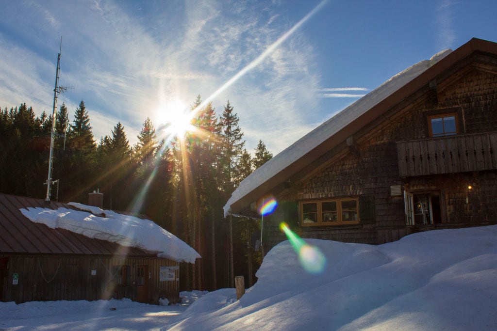 Die Lenggrieser Hütte im Winter
