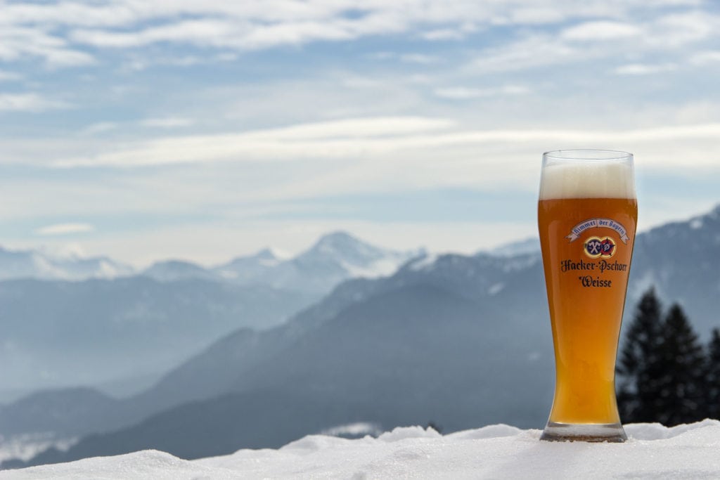 Weißbier am Berggasthof Blomberhaus im Winter