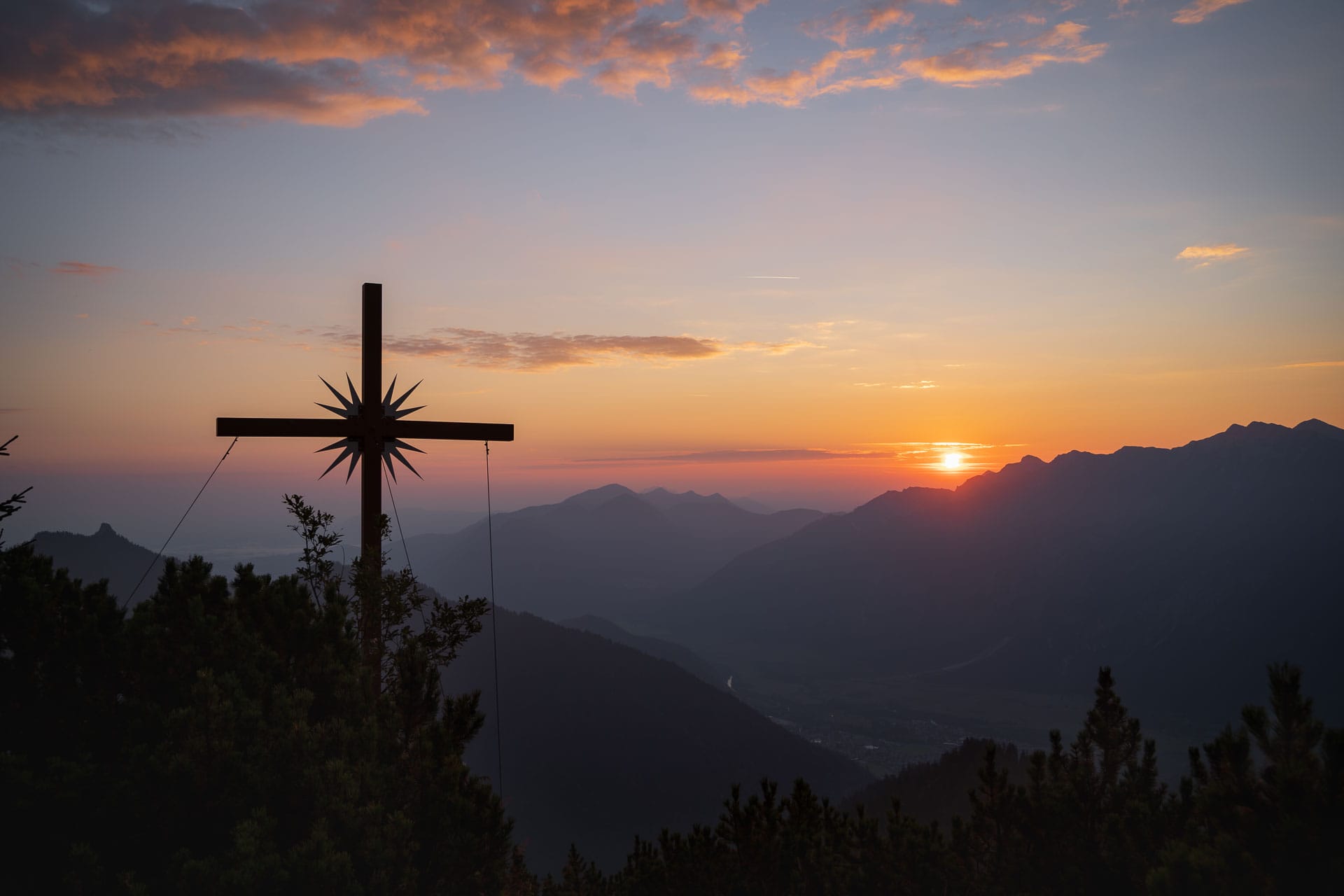 Kreuz des Zieglspitz im Sonnenaufgang
